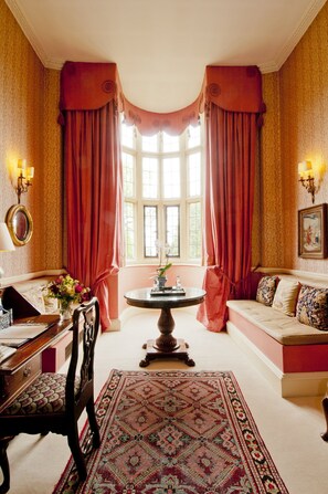 Kahden hengen royal-huone (kaksi sänkyä), 2 yhden hengen sänkyä | Oleskelualue | Taulutelevisio