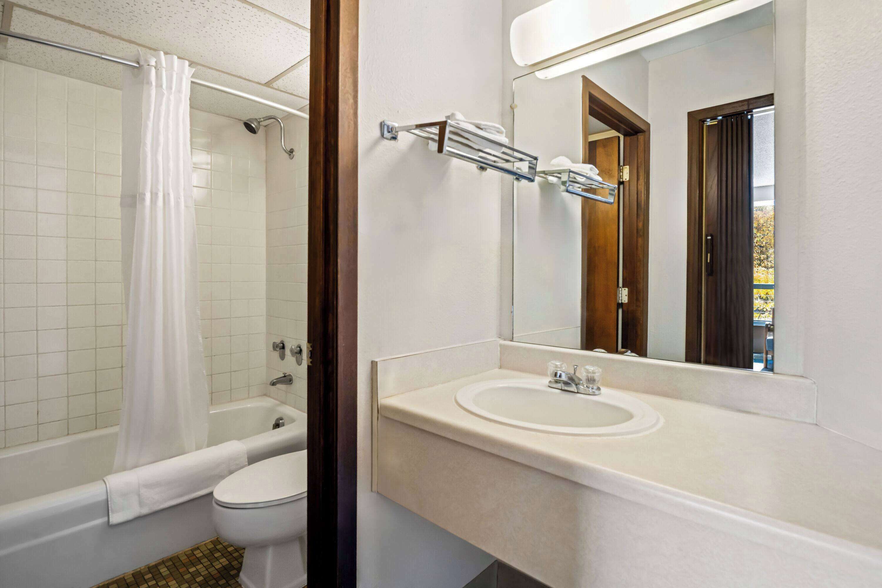 Un bagno con vasca, water e lavandino.