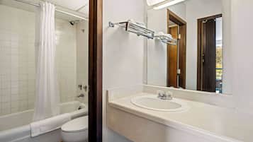 Un bagno con vasca, water e lavandino.