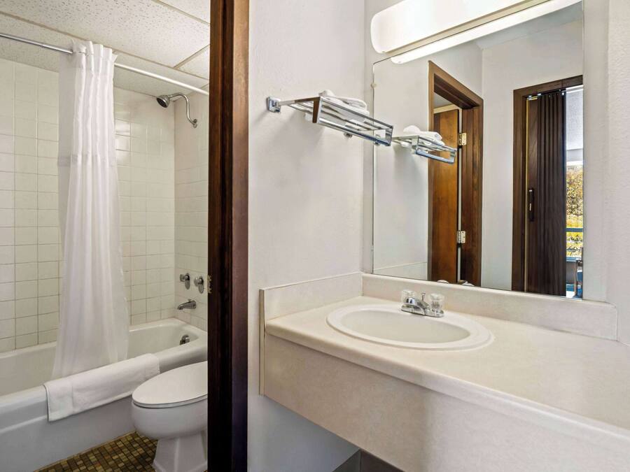 Un bagno con vasca, water e lavandino.