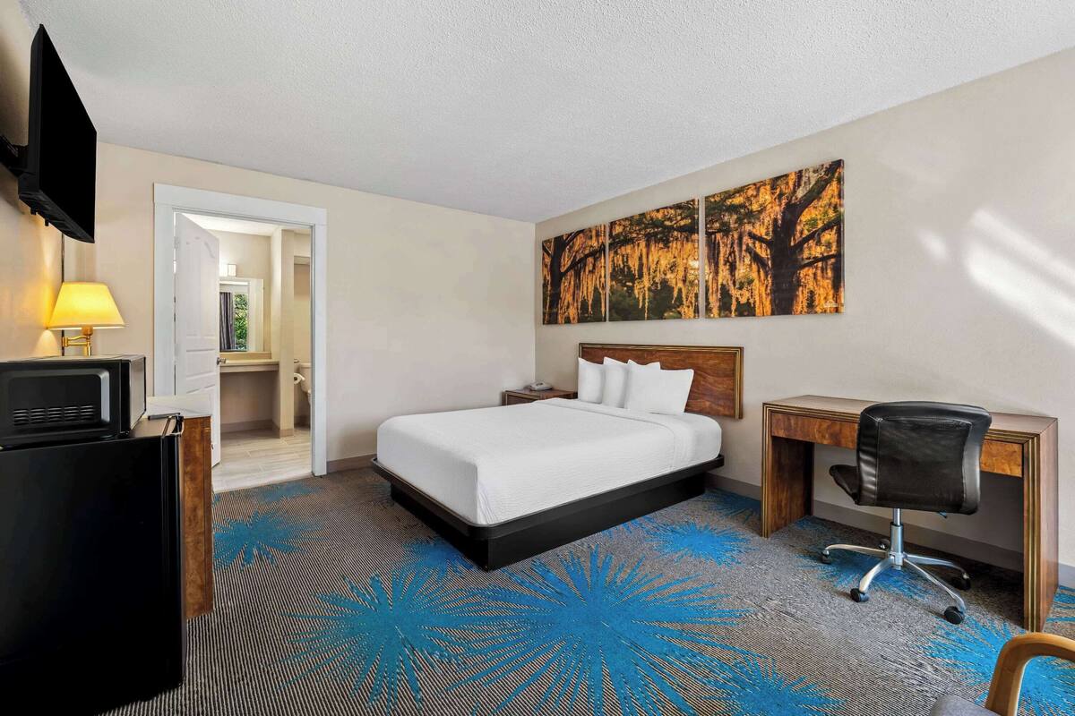 Desk, iron/ironing board, rollaway beds, free WiFi