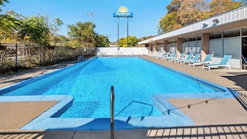 Una piscina al aire libre de temporada