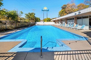 Una piscina al aire libre de temporada
