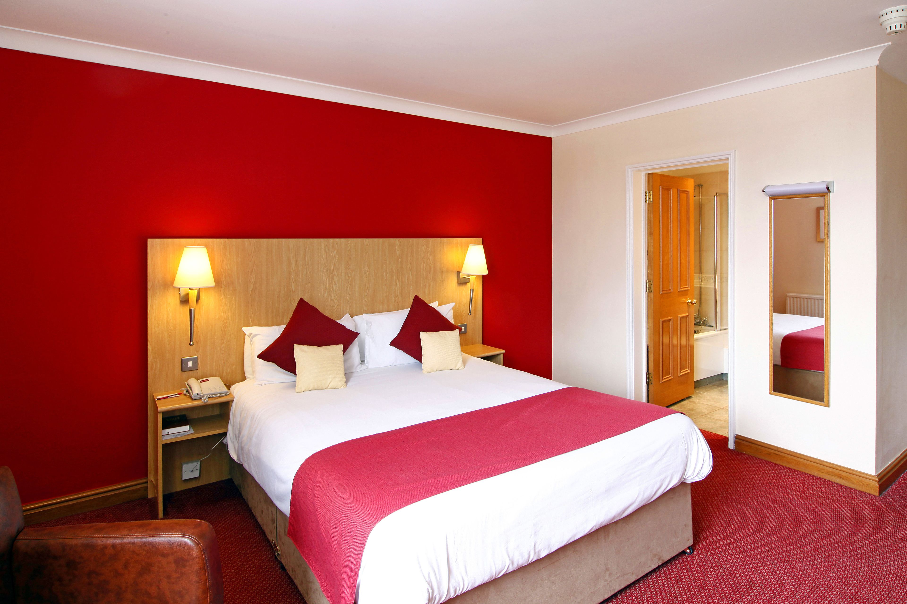 Hypo-allergenic bedding, free WiFi, bed sheets