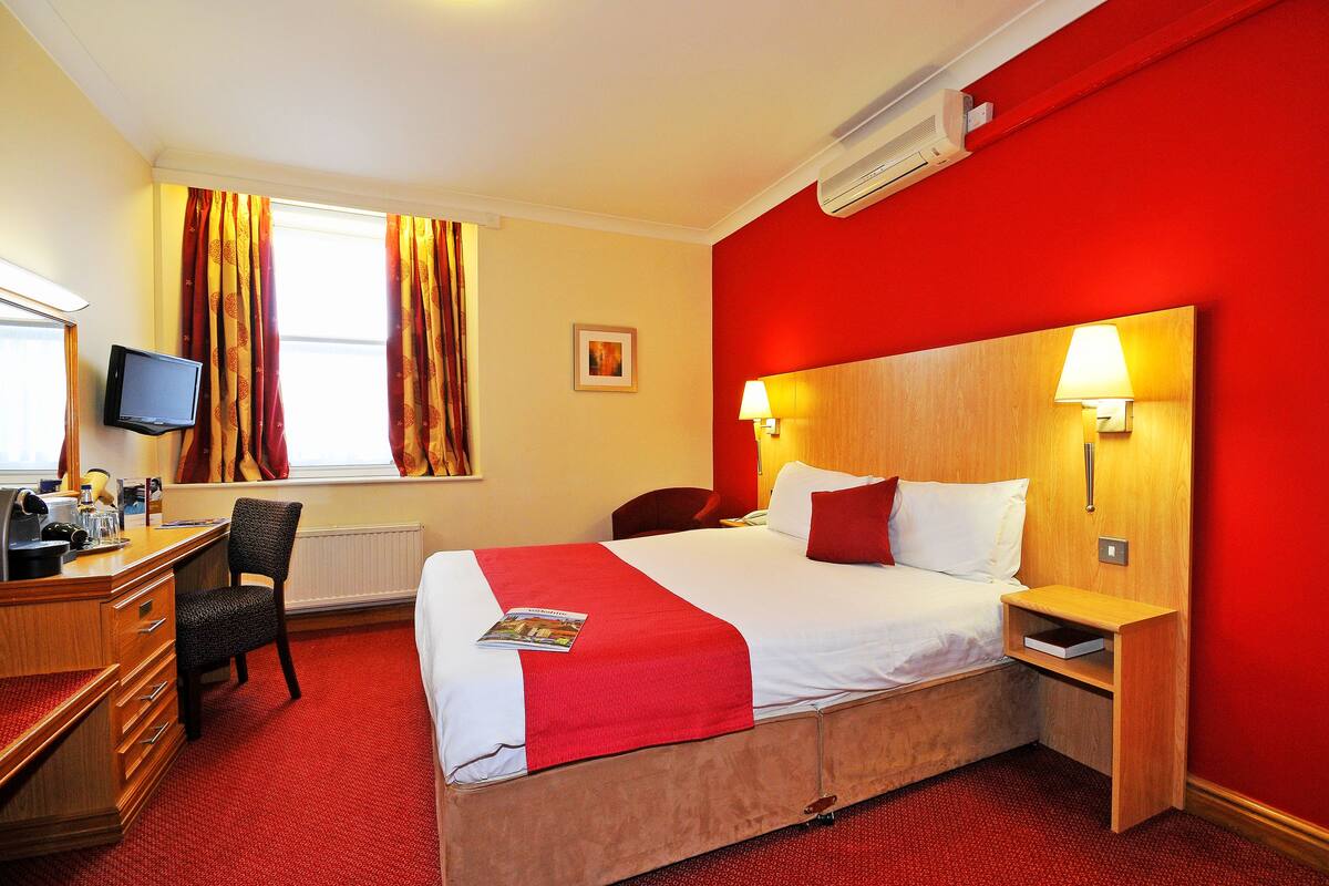 Executive Double Room | Hypo-allergenic bedding available, WiFi (free), bed sheets