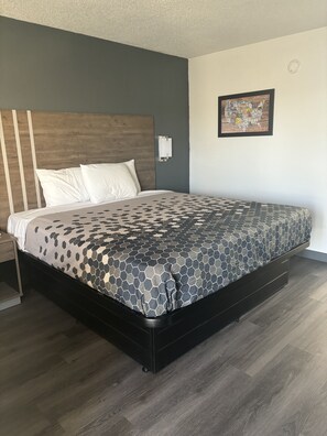 Standard Room, 1 King Bed, Non Smoking | Premium bedding, pillow-top beds, iron/ironing board, free WiFi - Econo Lodge Calhoun South (Calhoun)
