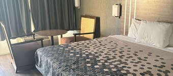 Econo Lodge Calhoun South