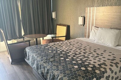 Econo Lodge Calhoun South