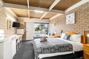 Tabla de planchar con plancha, wifi gratis y ropa de cama 