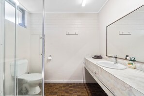 Chambre Standard, non-fumeurs (Standard Twin) | Salle de bain | Sèche-cheveux, serviettes fournies