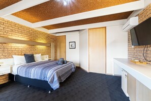 Tabla de planchar con plancha, wifi gratis y ropa de cama 