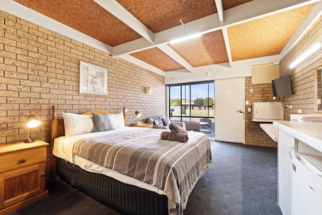 Tabla de planchar con plancha, wifi gratis y ropa de cama