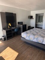 高档床上用品、办公桌、免费 WiFi、床单