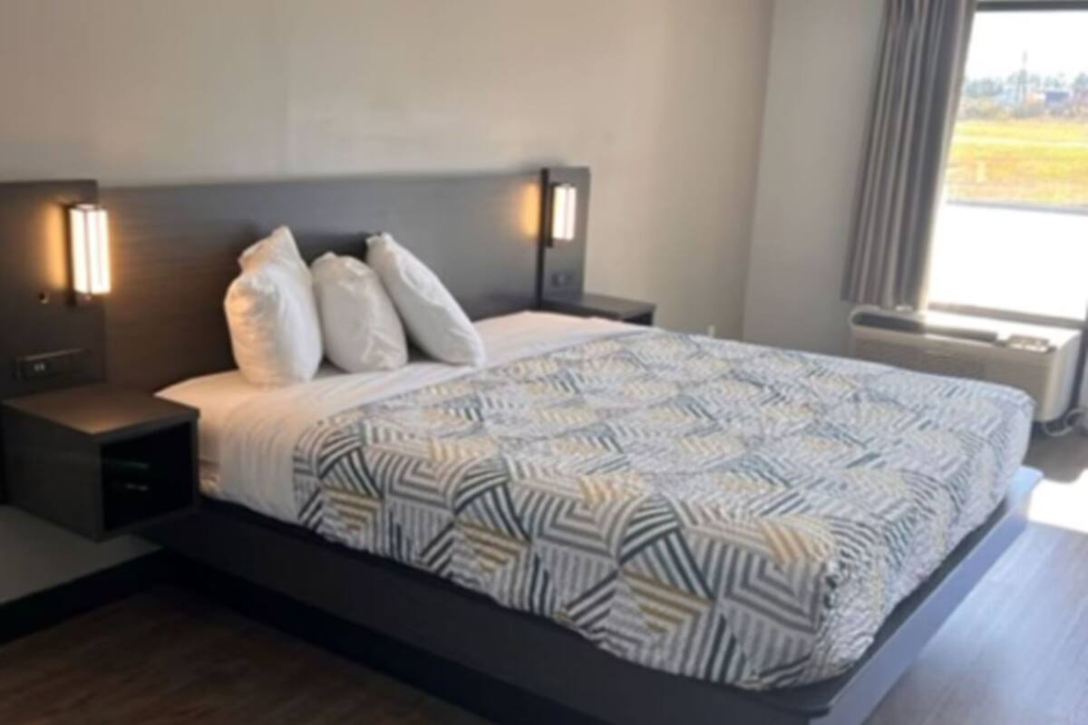Premium bedding, desk, WiFi (free), alarm clocks