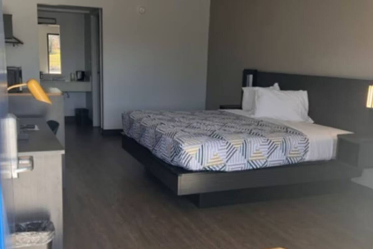 Premium bedding, desk, WiFi (free), alarm clocks