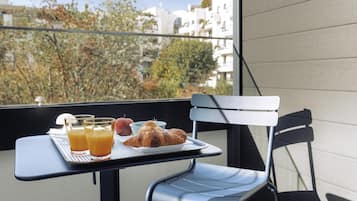 Ropa de cama de alta calidad y caja de seguridad en la habitación