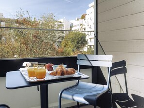 Executive Room, 1 Queen Bed, Balcony | Premium bedding, in-room safe, desk, laptop workspace - Novotel Paris Suresnes Longchamp (Suresnes)