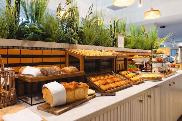 Bữa sáng buffet hàng ngày (19 EUR/mỗi người)