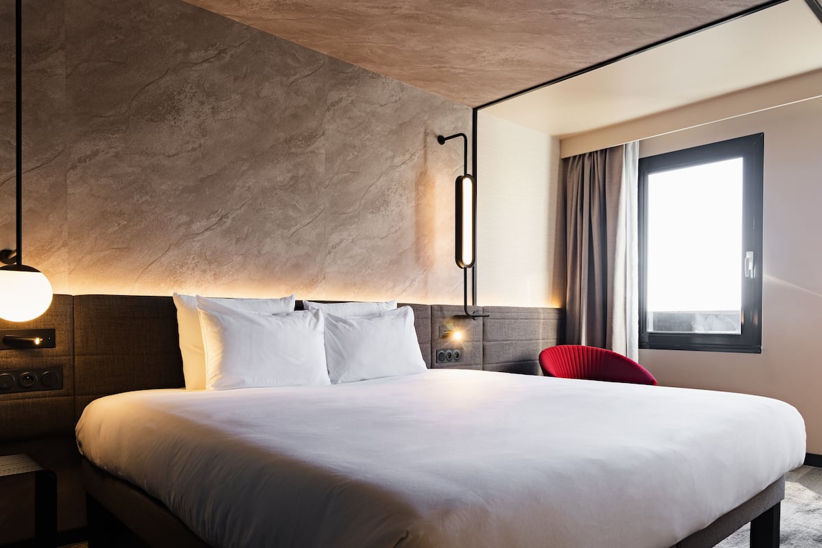 premium bedding, in-room safe, desk, laptop workspace