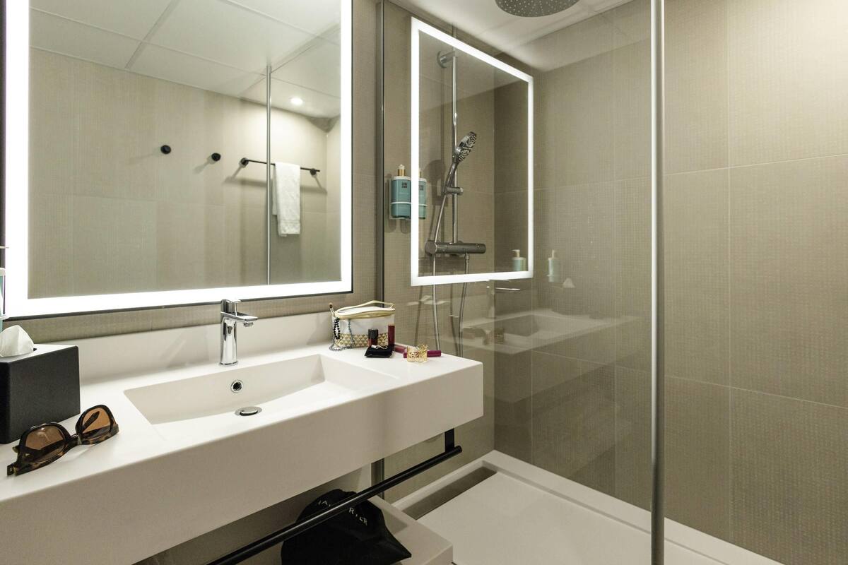 premium bedding, in-room safe, desk, laptop workspace