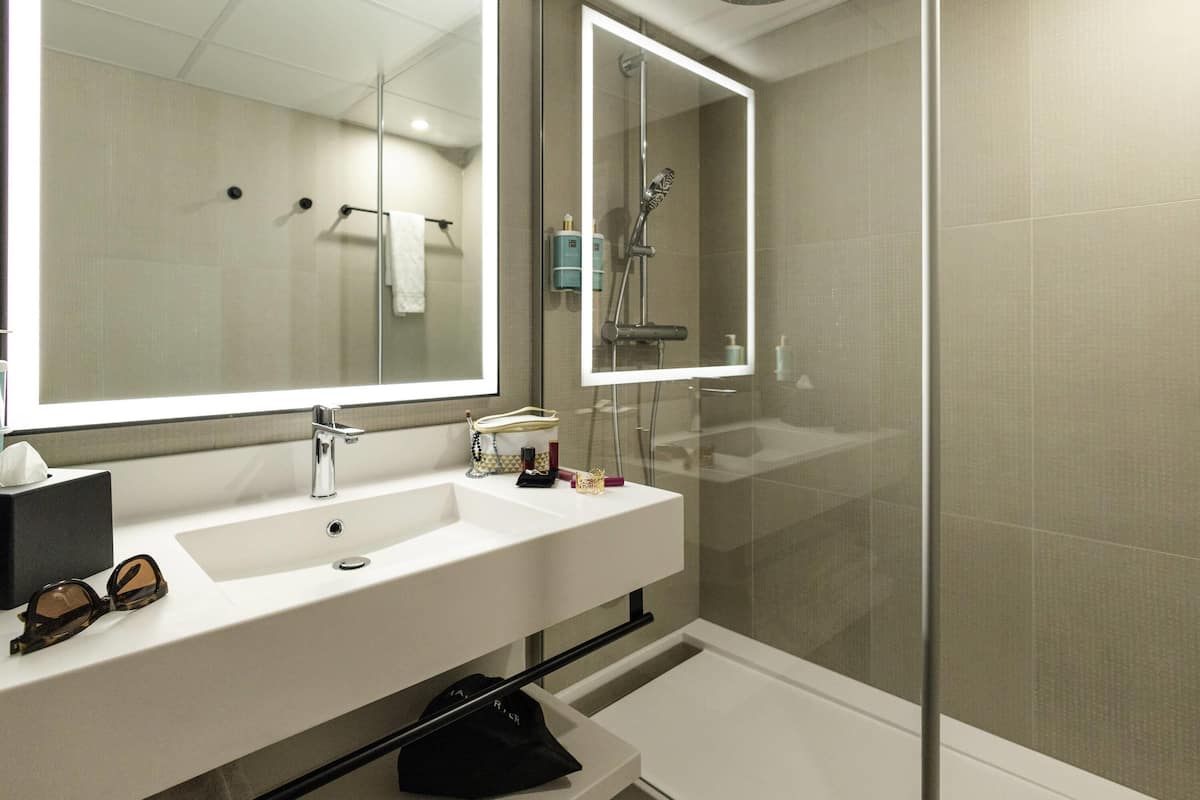 Ropa de cama de alta calidad, caja fuerte, escritorio