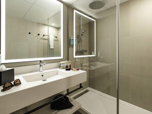 Eco-friendly toiletries, hair dryer, towels, soap - Novotel Paris Suresnes Longchamp (Suresnes)