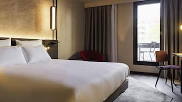 Executive Room, 1 Queen Bed, Balcony | Premium bedding, in-room safe, desk, laptop workspace