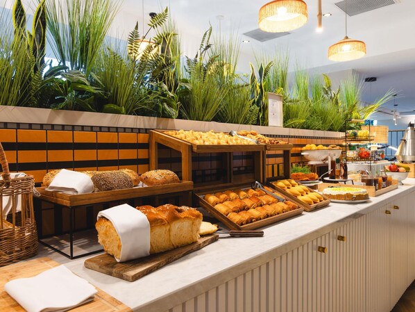 Café da manhã com buffet diário (EUR 19 por pessoa) 