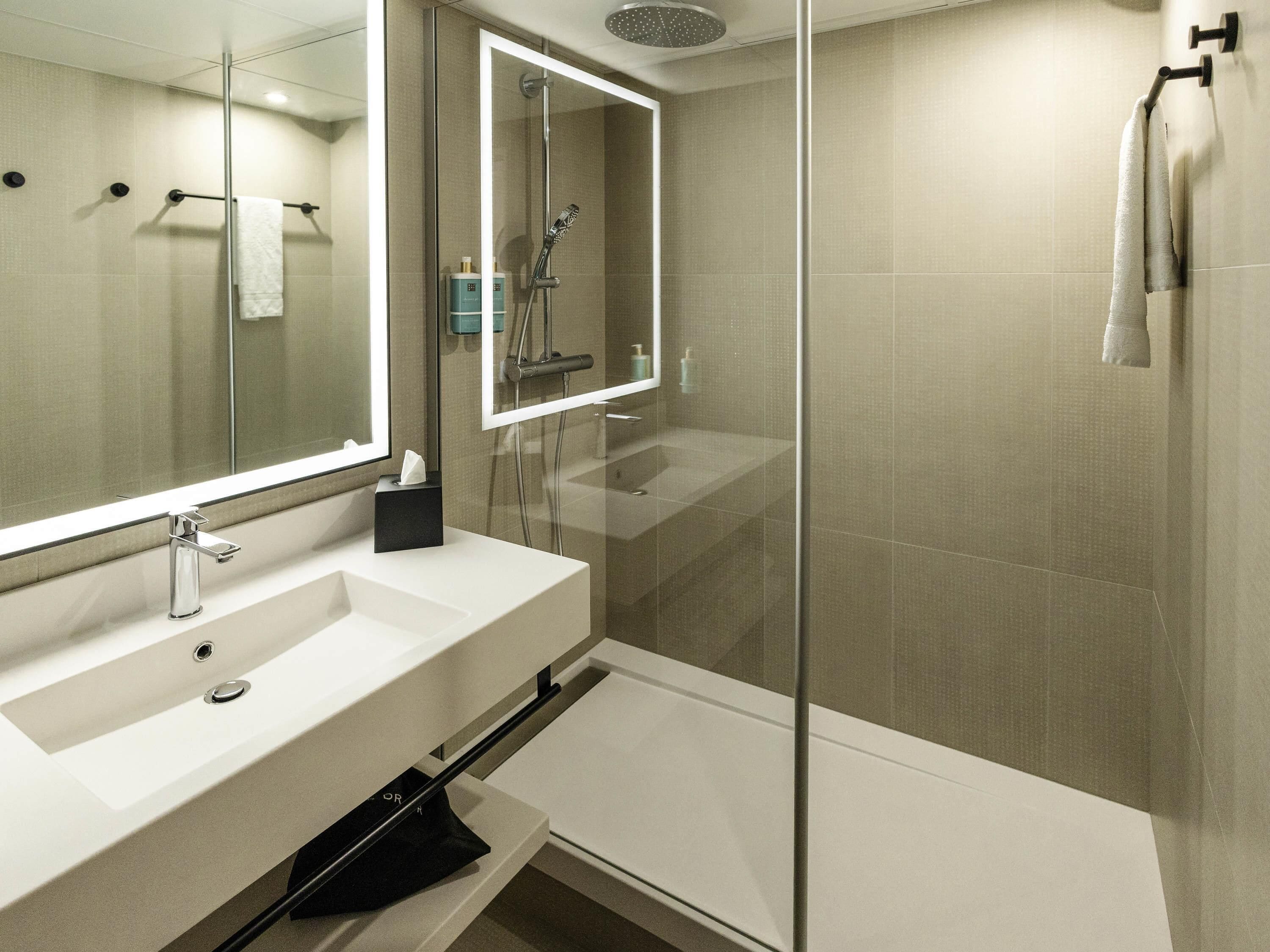 premium bedding, in-room safe, desk, laptop workspace