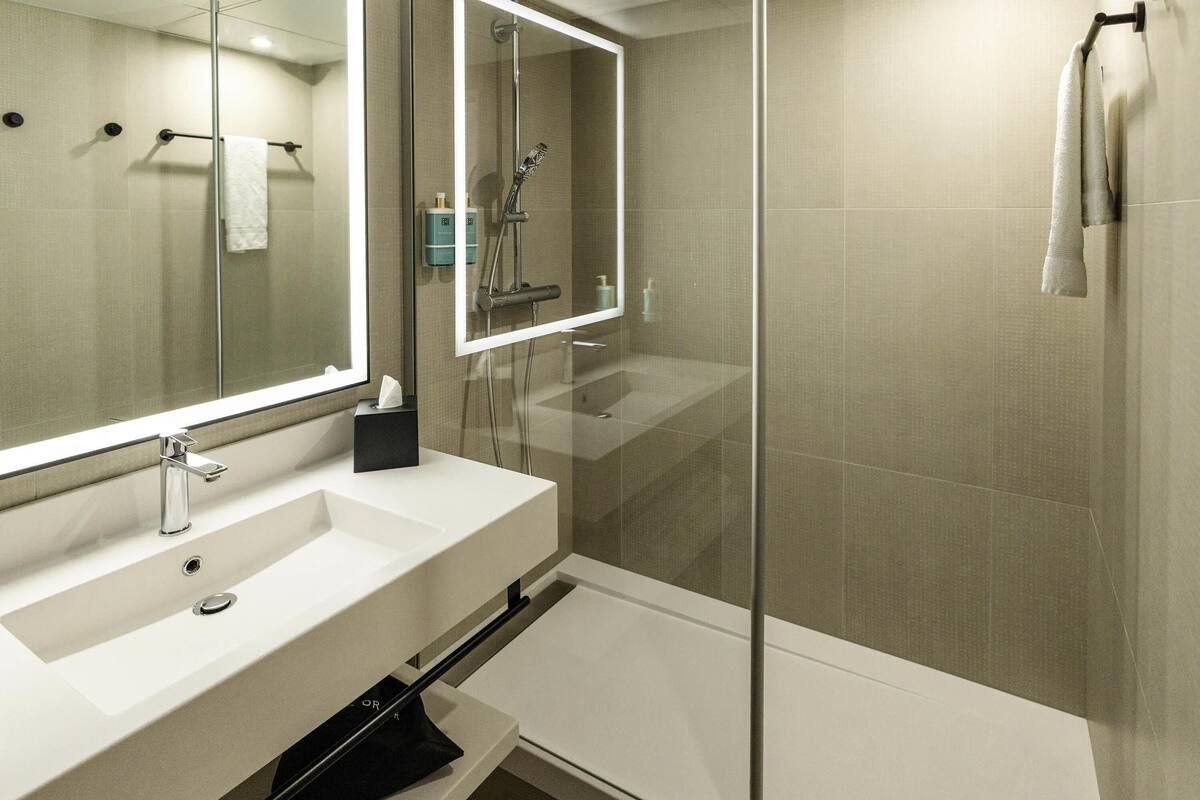 premium bedding, in-room safe, desk, laptop workspace