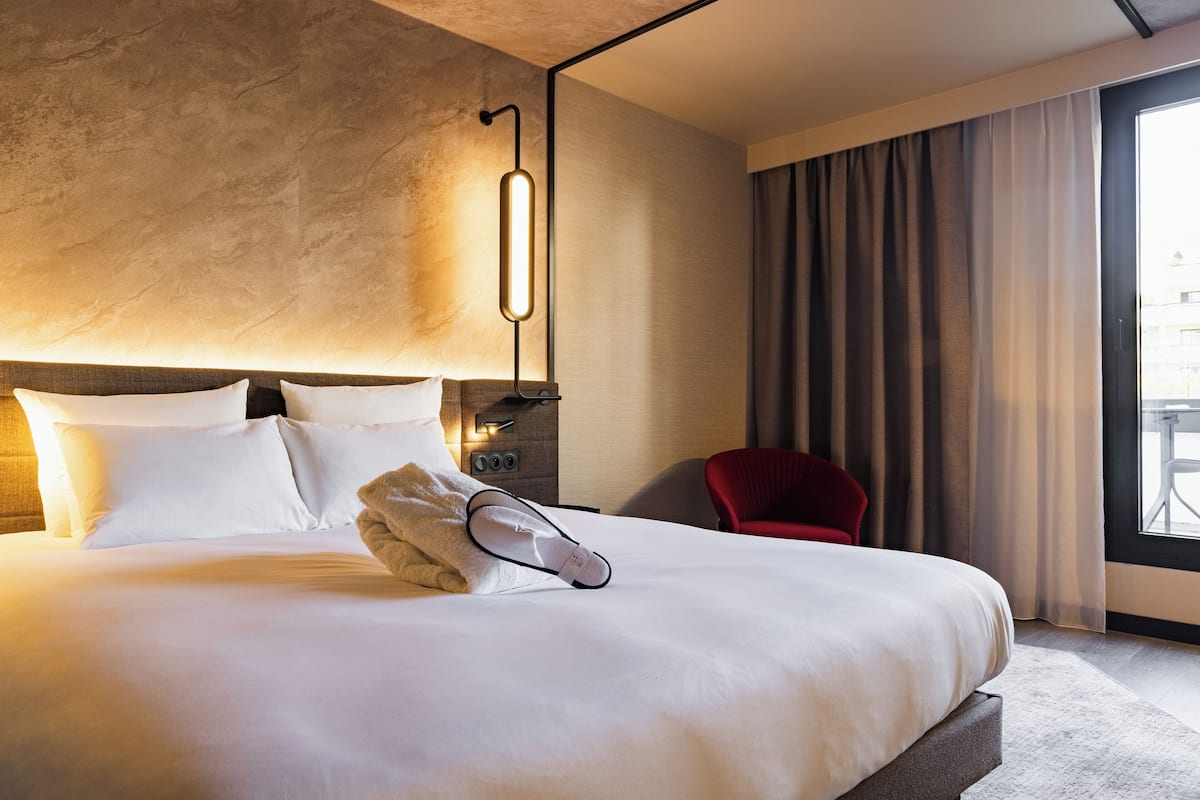 Premium bedding, in-room safe, desk, laptop workspace
