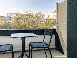 Camera Executive, 1 letto queen, balcone | Biancheria da letto di alta qualità, cassaforte in camera, una scrivania