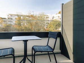 Camera Executive, 1 letto queen, balcone | Biancheria da letto di alta qualità, cassaforte in camera, una scrivania