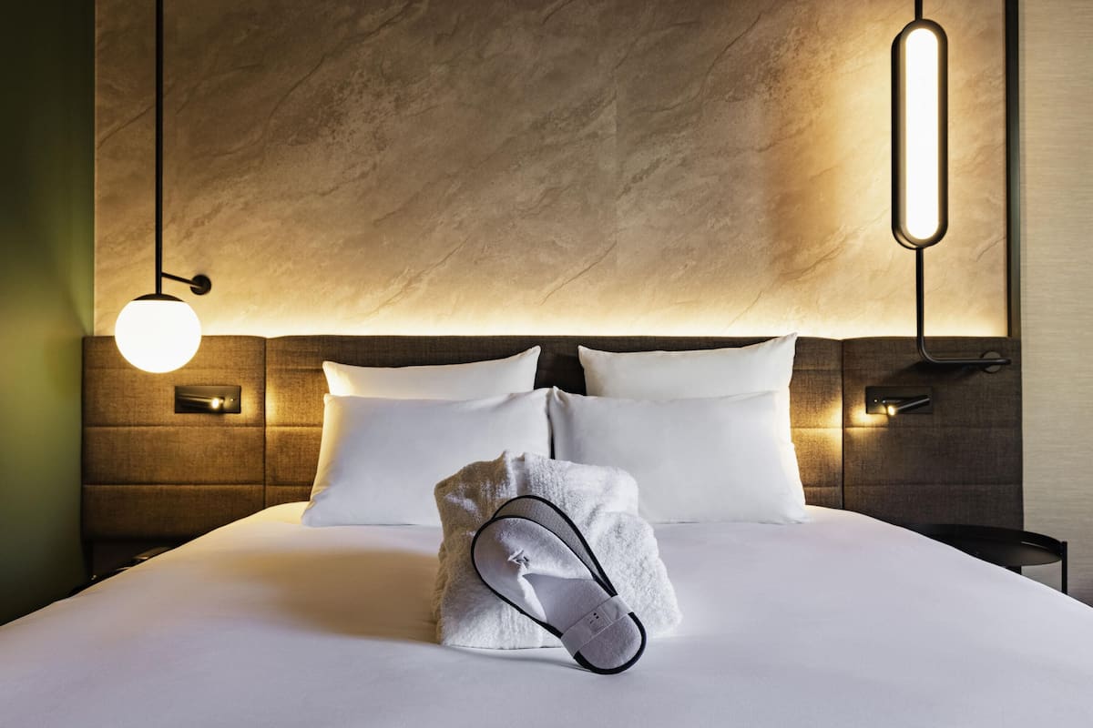 premium bedding, in-room safe, desk, laptop workspace