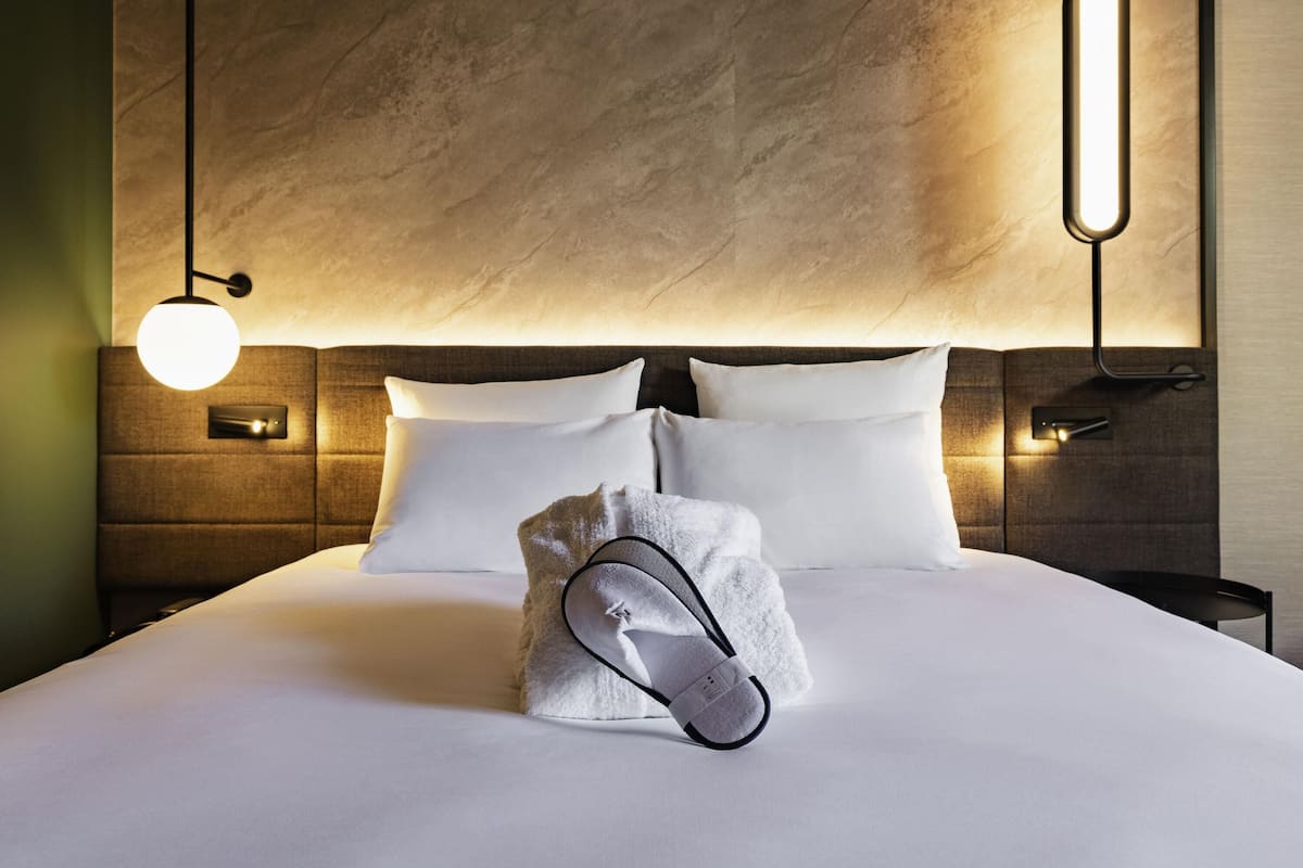 Luxe beddengoed, een kluis op de kamer, een bureau, een laptopwerkplek