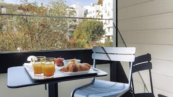 Executive kamer, 1 queensize bed, balkon | Luxe beddengoed, een kluis op de kamer, een bureau, een laptopwerkplek