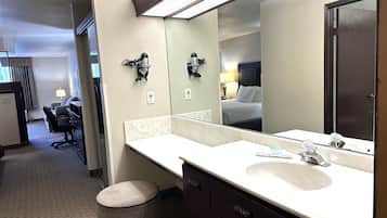 Junior Suite, 1 King Bed | Bathroom