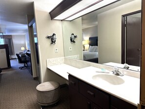 Junior Suite, 1 King Bed | Bathroom | Combined shower/tub, free toiletries, hair dryer, towels