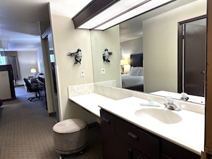 Junior Suite, 1 King Bed | Bathroom | Combined shower/tub, free toiletries, hair dryer, towels