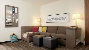 1 habitación, escritorio y espacio para trabajar con laptop