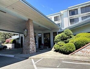 Exterior - Sojourn Suites Portland Airport (Portland)