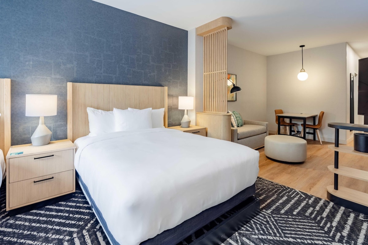 Suite studio (2 Queen Beds & 1 Double Sofa Bed) | 1 chambre, bureau, espace de travail pour ordinateurs portables