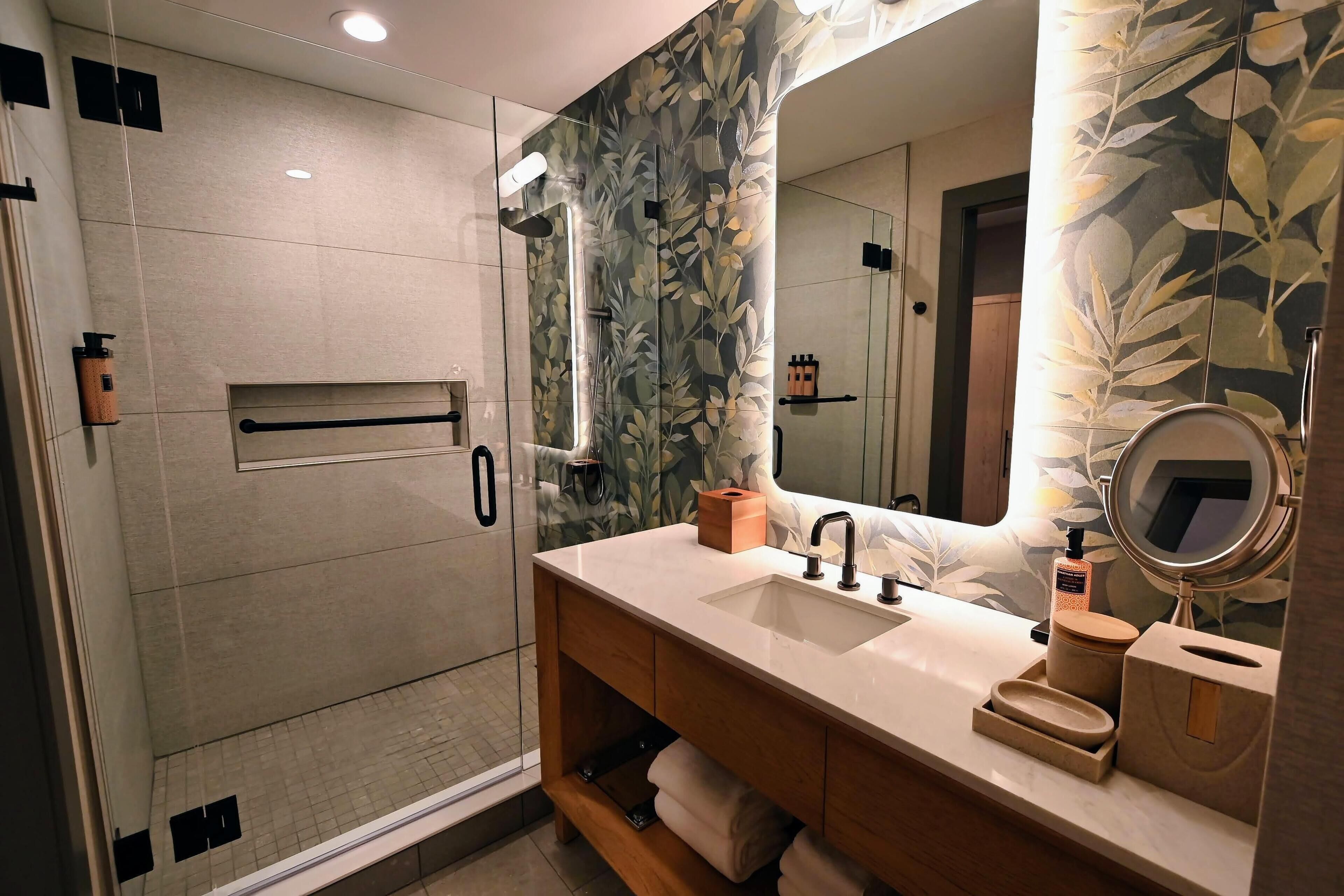 وحدات دش مع أحواض استحمام، مستلزمات مجانية للعناية الشخصية، مجففات شعر