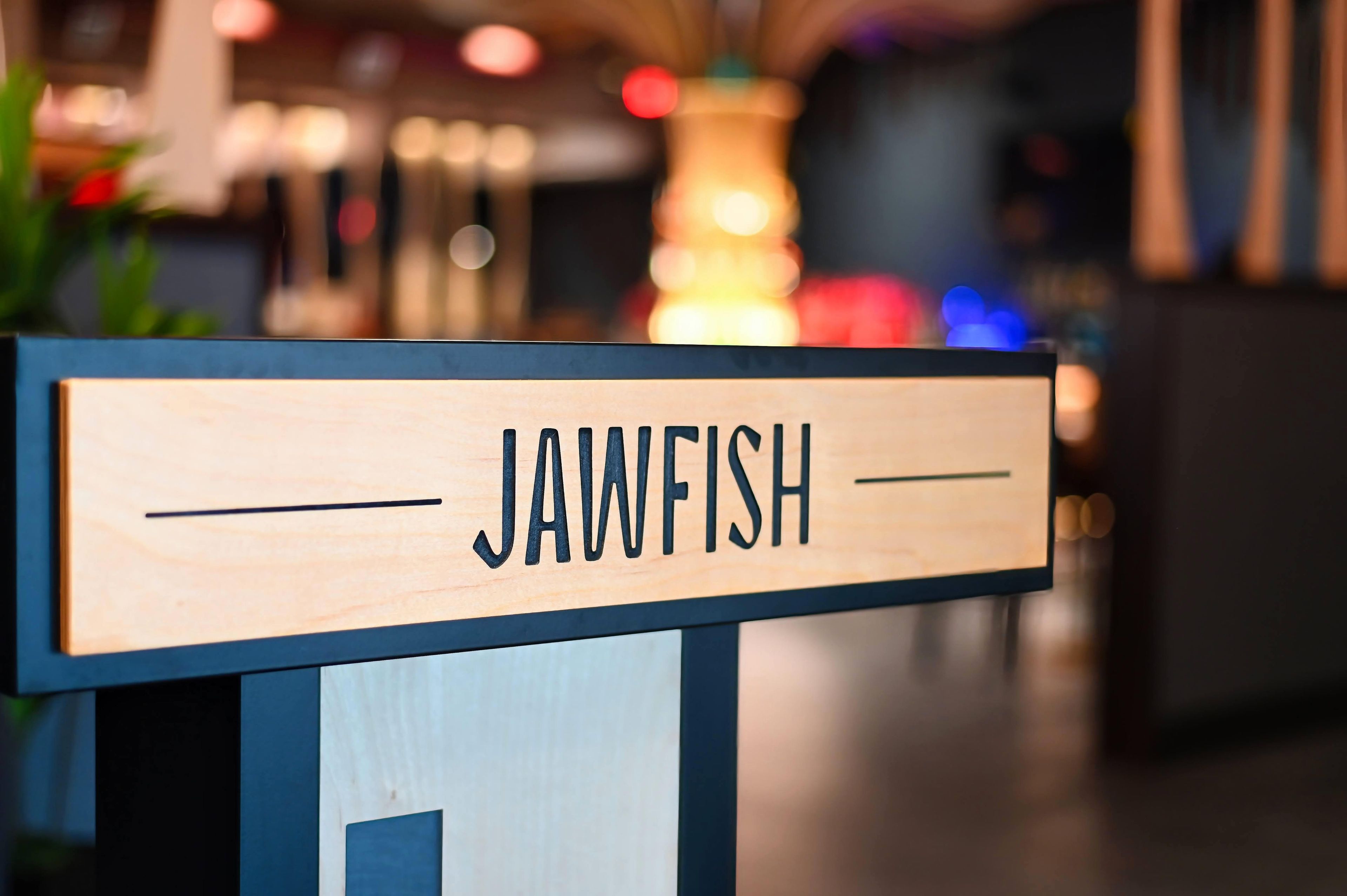 Een bord met de tekst 'JAWFISH'.