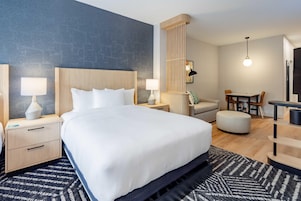 Suite monolocale (2 Queen Beds & 1 Double Sofa Bed) | 1 camera, una scrivania, postazione laptop, tende oscuranti