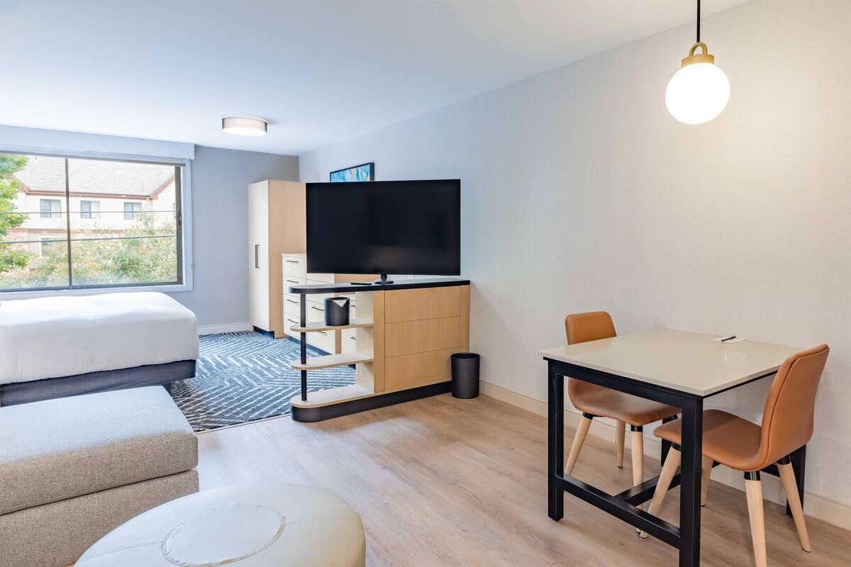 Suíte estúdio, 1 cama King e sofá-cama | 1 quarto, escrivaninha, espaço de trabalho para notebook