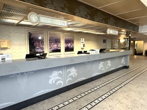 Reception - Sojourn Suites Portland Airport (Portland)