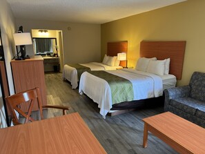 In-room safe, desk, iron/ironing board, cribs/infant beds - Quality Inn near Manatee Springs State Park (Chiefland)