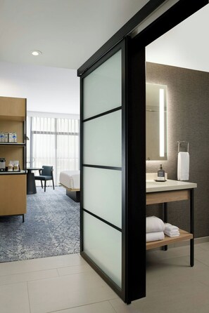 Free toiletries, hair dryer, towels, soap - Sheraton Park Hotel at the Anaheim Resort (Anaheim)