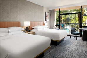 室外游泳池，池畔遮阳伞，日光浴躺椅